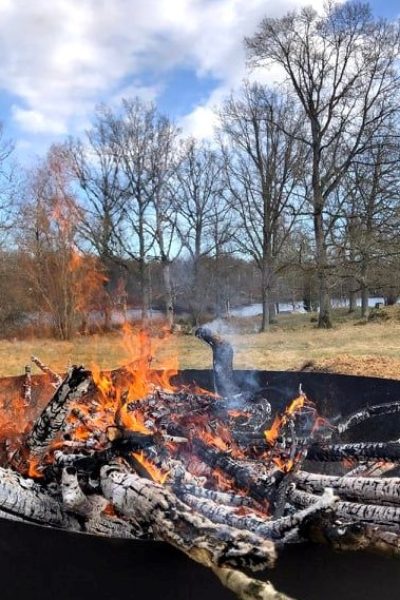 Hållbart Biokol Valborg: Tända brasan utomhus på ett klimatsmart sätt i din egen bakgård