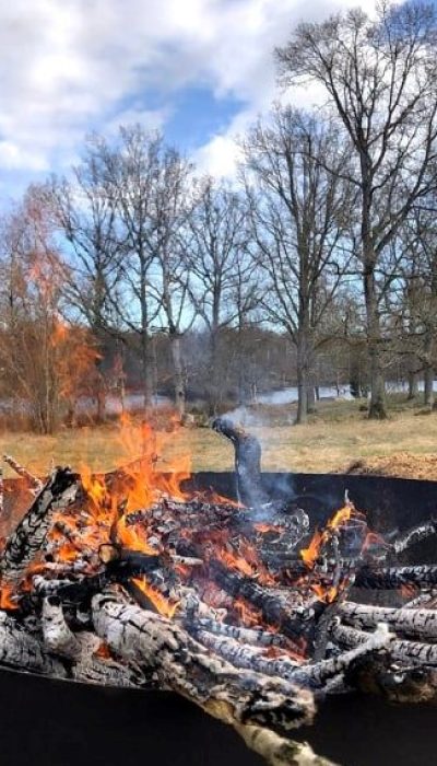 Hållbart Biokol Valborg: Tända brasan utomhus på ett klimatsmart sätt i din egen bakgård